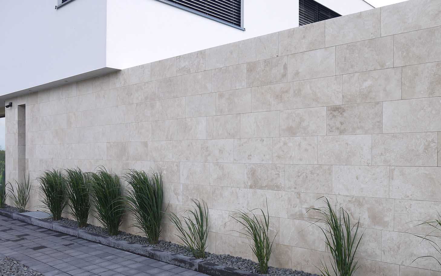 забор из травертина